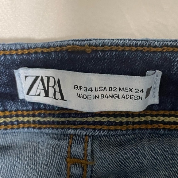 Zara skinny cropped zip fly five pockets blue jeans. Size 2 - Picture 5 of 7